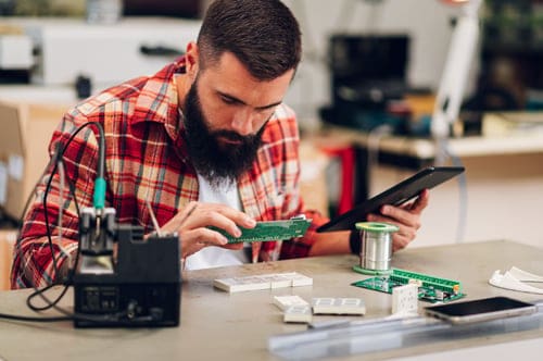 electronics-engineer-working-in-a-workshop-with-ta-2022-11-18-22-29-04-utc