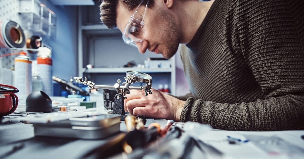 Hombre trabajando, utilizando técnicas de nanotecnología para precisión y detalle.